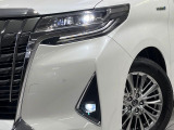 【LEDヘッドライト】悪天候や夜間走行時も良好な視界を確保し安心して運転できる高輝度LEDヘッドライトを装備!点灯速度が早く、消費電力も抑えられています。