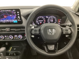 【ハンドル】運転にかかわる様々な操作を安全に行えるように視点移動が少なく操作性に配慮されたスイッチ類が凝縮されたコックピットです。
