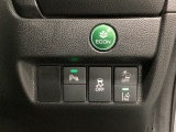 Hondaセンシング用の、VSA(ABS+TCS+横滑り抑制)解除と路外逸脱抑制機能のオンオフスイッチなどはハンドルの右側に装備しています。燃費に役立つECONボタンもここです。