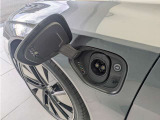 左側に急速充電用のソケットを装備。急速充電はCHAdeMO 方式を採用し、最大150kW* に対応。30 分間の急速充電で追加される航続距離は、50kWの急速充電で148km 以上、90kW なら267km 以上、150kW なら446km 以上に。
