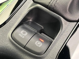 【電動パーキングブレーキ】パーキングブレーキは便利な電動式!ボタン一つで操作でき、アクセルを踏めば自動で解除されます♪レバーやペダルが無いので運転席廻りもすっきりしますね♪