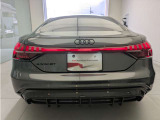 ライトストリップを備えたリヤコンビメーションライトは夜間でもひとめでAudi とわかる個性を発揮。格納式のリヤスポイラーが美しいプロポーションと優れたエアエロダイナミクスを両立。