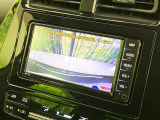 【バックカメラ】駐車時に後方がリアルタイム映像で確認できます。大型商業施設や立体駐車場での駐車時や、夜間のバック時に大活躍!運転スキルに関わらず、今や必須となった装備のひとつです!