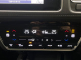 【オートエアコン】一度お好みの温度に設定すれば、車内の温度を検知し風量や温度を自動で調整。暑い&hellip;寒い&hellip;と何度もスイッチ操作をする必要はありません。快適な車内空間には必須の機能ですね♪