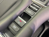 【電動パーキングブレーキ】パーキングブレーキは便利な電動式!ボタン一つで操作でき、アクセルを踏めば自動で解除されます♪レバーやペダルが無いので運転席廻りもすっきりしますね♪