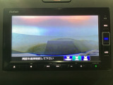 【バックカメラ】運転が苦手な方も車庫入れラクラクです!ギアをリバースに入れれば自動的に切り換わりますので、面倒な操作は不要です♪狭い駐車場もお車を傷つけず安心ですね!