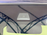 ホンダセンシングのカメラにより標識認識機能や先行車発進お知らせ機能に誤発進抑制機能と車線維持支援に設定した車速内で適切な車間距離を保ってくれる安全・快適機能搭載の先進システムです