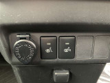 【シートヒーター】装備。運転席・助手席の座面と背もたれをすばやく温めるシートヒーターを搭載。身体を直接温めることができます。