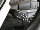 クルーズコントロールです。速度をセットするこでアクセル操作が不要の魅力的な装備です。高速道路での運転では特に重宝します♪