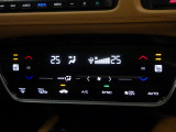 オートエアコンは左右席で独立温度コントロールが可能です。運転席はキンキンに冷やして助手席はマイルドにと言った設定が可能です☆暑さ寒さでケンカすることもなくなりますね♪