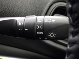 【オートライト】車外の明るさに応じて、自動的にライトの点灯・消灯をしてくれます。