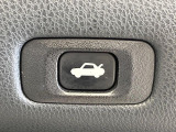 【パワーバックドア】スマートキーや運転席のボタンを押すだけでリアゲートが自動で開閉します!荷物を持っている時や、高い位置にあるバックドアを閉める際に便利な機能です♪