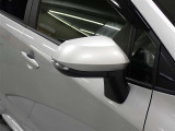 対向車や歩行者が認識しやすいサイドターンランプ付カラードドアミラー