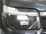 【LEDヘッドライト+デイタイムランニングランプ】主流のLEDヘッドライトに、日中でも他者からの視認性を良くするデイタイムランニングランプ装備!スタイリッシュでかっこよく仕上がっています。