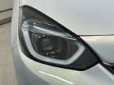LEDヘッドライトは、点灯の瞬間から最大光量を発揮し、突然暗くなるトンネルなどでの安定感を高めます。
