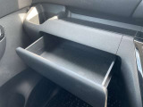 グローブボックスの上段にインスストスライドボックスが有り便利です。