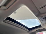 【サンルーフ】開放感たっぷりの希少装備、サンルーフが装着されています!車内に明かりを取り入れたり景色を楽しむ以外にも、車内の空気も簡単に換気できて快適です!