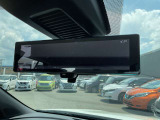 スマートルームミラーも付いています。後方ピラーや荷物、後席に同乗している方や曇りなど視界が遮られた場合でも後方カメラからの映像で安全確認をすることができます。