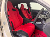 運転席まわりには十分なスペースがあり、大柄な方でもゆったり運転していただける環境です。