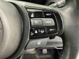 アクセルから足を離しても設定したスピードを保ち走行し、高速道路での疲労軽減に役立つクルーズコントロール、暖房が効くまでの間に手のひらをじんわり暖めてくれるステアリングヒーター付きです!