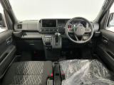 【インパネ】運転のしやすさを最優先に設計された見晴らしの良いフロントビュー。車両間隔が掴みやすく狭い道でも安心♪「安全」と「品質」を最優先に、安心してお乗りいただけるクルマを提供いたします。