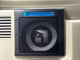 【ROCKFORDサウンドシステム】メーカーオプションの高品位サウンドシステムを搭載。専用のチューニングが施された大小様々なスピーカーから良質なサウンドが奏でられ、臨場感あふれる音響空間を演出します。