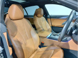 【コックピットシート】BMW車の主役席。車体中央にくる様に配置し車両重心とが一致する事でドライバーと車との一体感あるドライビングを実現。人間工学に基づき形成した形状が長時間のドライブ疲労も軽減します!