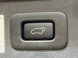 【パワーバックドア】スマートキーや運転席のボタンを押すだけでリアゲートが自動で開閉します!荷物を持っている時や、高い位置にあるバックドアを閉める際に便利な機能です♪