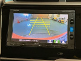 リバースギアに入れるだけで後方の表示へ切り替わります。夜間や雨の日の駐車も楽になりますよ。