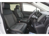 運転席のスペースはゆったりしていて、視界も広く確保されているので普段の運転からロングドライブまで快適です。