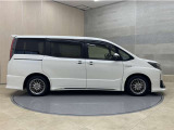 「中古車ハイブリッド保証」付き。ハイブリット機構を無償で保証します。保証期間は初度登録年月から10年目まで、または3年間の長い方。但し累計走行距離が20万km以内。