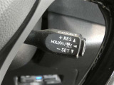 クルーズコントロールです。速度をセットするこでアクセル操作が不要の魅力的な装備です。高速道路での運転では特に重宝します♪