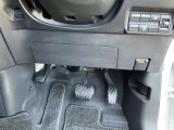 駐車ブレーキは足踏み式です