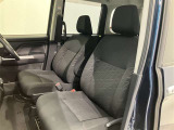 高いホールド性で運転姿勢が安定します。長距離ドライブでも疲れにくいのが魅力です。快適なドライビングライフをお送りください♪