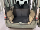 商用車ならではの広大な荷室です。開口部も大きいので荷物の出し入れもスムーズです。