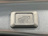 【パワーバックドア】スマートキーや運転席のボタンを押すだけでリアゲートが自動で開閉します!荷物を持っている時や、高い位置にあるバックドアを閉める際に便利な機能です♪