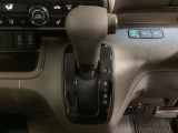 CVT車のセレクトレバーです。低速から高速まで、変速ショックのないスムーズな走りを実現するとともに、エンジン効率のよい領域を維持することで燃費にも貢献します。