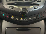 【デュアルフルオートエアコン】エアコンはもちろん簡単操作のフルオートタイプですが、運転席側と助手席側で独立して温度設定が可能なデュアルフルオートエアコンを装備しております!