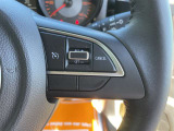 【クルーズコントロール】アクセル操作なしで一定速度を保つ機能。先行車との距離を自動調整する追従型が主流で、高速走行時の疲労を劇的に軽減します。長距離移動が多いお客様への商談では必須の快適装備です。