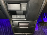 アクセサリーソケットはUSBのアダプターなどをつければ、スマホの充電にも使えます。下にはナビゲーション用の外部入力可能なUSB端子がついており、周辺には物が置けるボックスがついています。