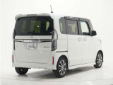 ◆エマージェンシーストップシグナル◆走行中に急ブレーキを判断すると、ブレーキランプの点灯に加えて、ハザードランプが自動で高速点滅し後続車に注意を促します。
