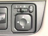 【電動格納ミラー】サイドミラーは電動格納式となっており、狭い駐車場でもキズがつくリスクを抑えられます。