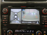 パノラミックビューモニター付きです。車両を上から見たような映像をディスプレイオーディオ画面に表示。運転席からの目視だけでは見にくい、車両周辺の状況をリアルタイムでしっかり確認できます。