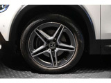 メルセデスの認定中古車「サーティファイドカー」では、万一お車が故障した場合も、ご購入後1年間もしくは2年間※は走行距離にかかわらずメルセデス・ベンツ正規サービスネットワークで無料修理いたします