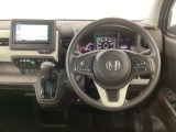 【ハンドル】運転にかかわる様々な操作を安全に行えるように視点移動が少なく操作性に配慮されたスイッチ類が凝縮されたコックピットです。
