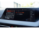 高精細ワイド・ディスプレイ: 視認性に優れた大型タッチパネルを採用。ナビゲーションだけでなく、エンターテインメント機能も鮮明に表示します。