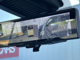 スマートルームミラー:車両後方にあるカメラの映像を映し出します。乗員・ヘッドレスト・荷物などでさえぎられがちな後方視界をクリアに保ちます。