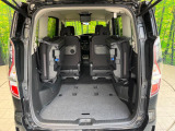 普段のお買い物や通勤、送迎等に十分な荷室スペースを確保しております。セカンドシートを倒すと、大きな荷物の積載も可能です♪