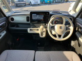 【インパネシフト】足元が広々☆運転席から助手席への移動も楽にできちゃいますね☆道の状況や止める場所によって運転席側から出づらい時ってありませんか?そんな時、助手席側から降りることができますよ☆