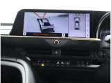 サイドクリアランスビュー表示中に、旋回時の運転操作に合わせて自動で車両を斜め後方から見たような映像を表示。